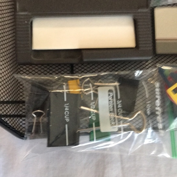 Mesh letter tray and office supplies - Picture 7 of 7